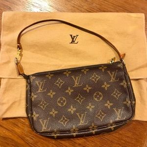 Louis Vuitton pochette **AUTHENTIC**